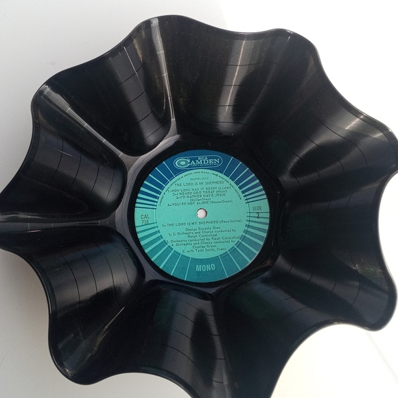 Vintage vinyl record bowl shaped wall decor - Picture 7 of 7